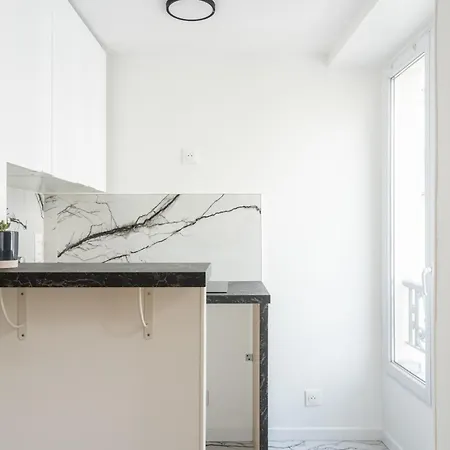 Bright Studio Near The Marais Париж
