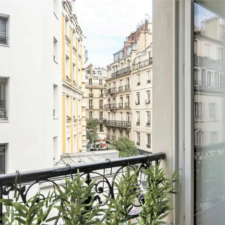 Bright Studio Near The Marais Париж